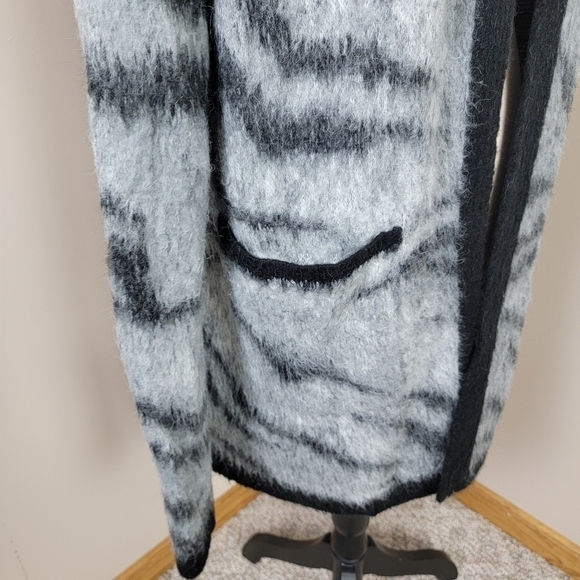 White House Black Market Gray/Black Fuzzy Wool/Alpaca Blend Cardigan Sweater XL - Picture 7 of 14